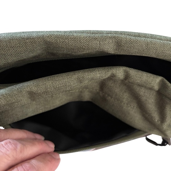 Avalanche Outdoor Supply Co Essentials Mountain Landscape Print Men's travel Bag - Picture 6 of 11